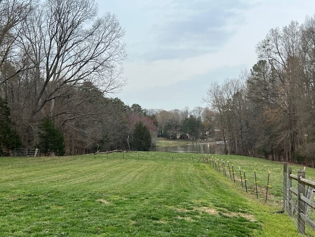 Building Photo - Spacious All Brick 3 Bed/2 Bath Ranch Home - Large Lot (approx. 1.75 acres) - Fenced Backyard - 3...