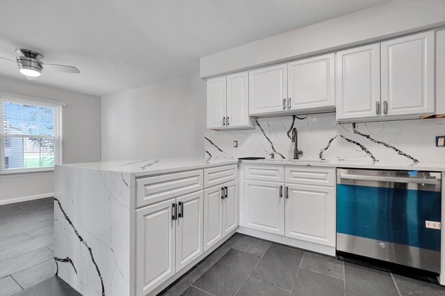 Building Photo - 41705 Broquet Dr