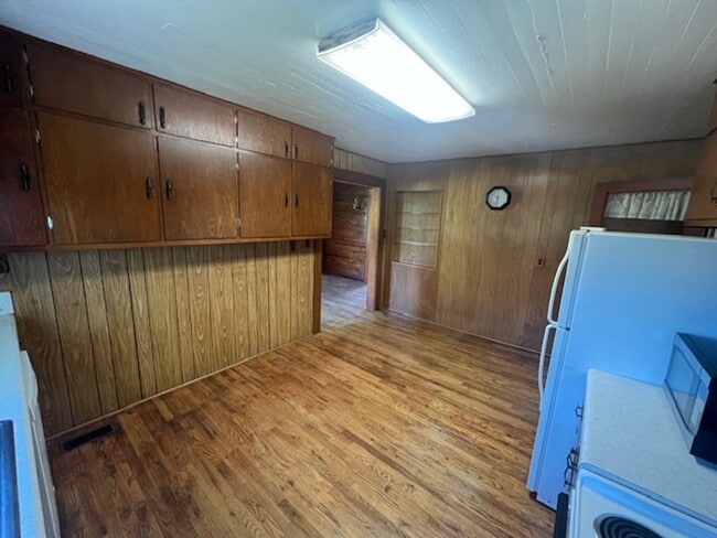 Building Photo - 818 Ridge Rd