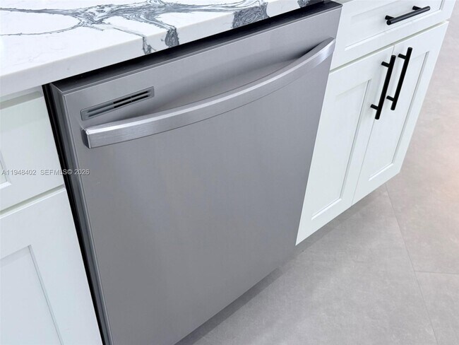 Building Photo - 1749 SW Desert Ave