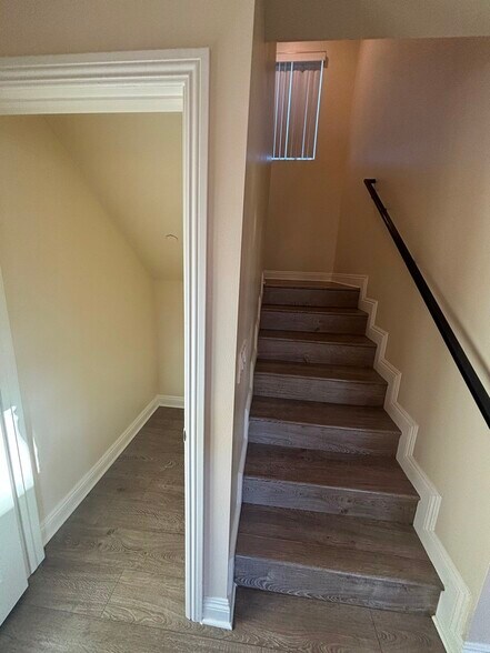 Building Photo - 214 E 101st St