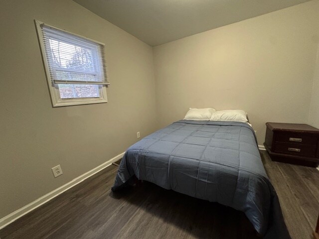 furnished bedroom - full size bed - 2259 Potomac Ave