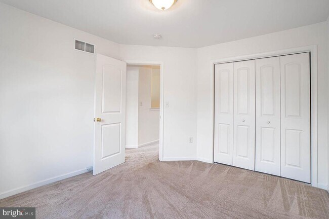 Building Photo - 6383 Creekbend Dr