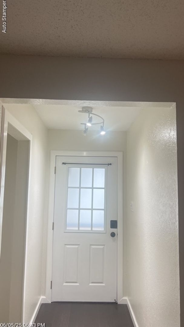 Building Photo - 3900 Glen Knoll Ct
