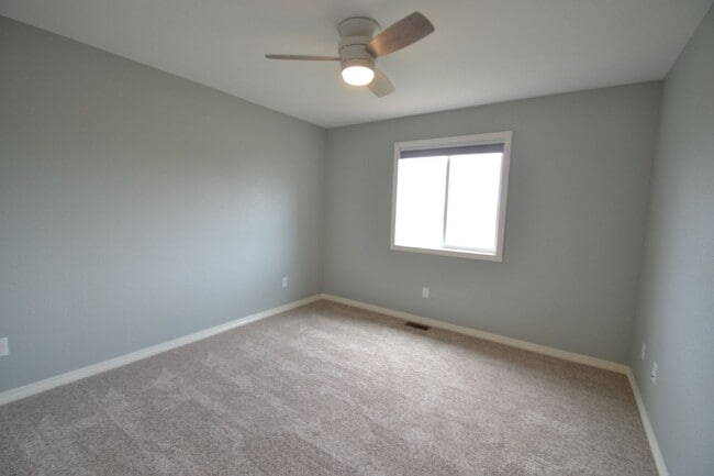 Building Photo - 5 Bed 3.5 Bath 3 Car Garage with AC