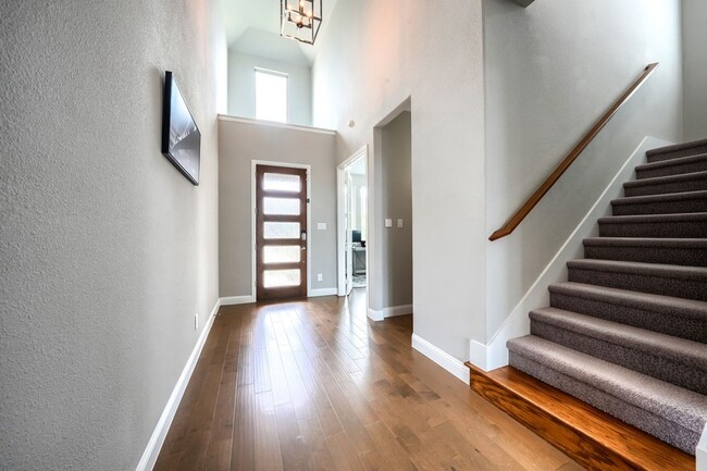 Building Photo - 929 Newcastle Dr