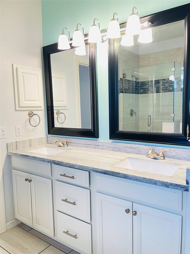 Building Photo - 20910 Medallion Pointe Dr