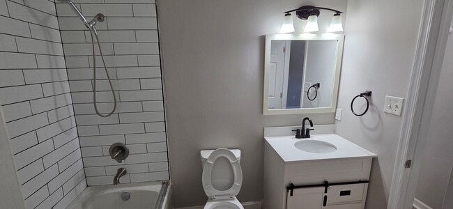 Building Photo - Charming 3-Bed Townhome in Sought-After Si...