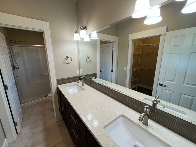 Building Photo - Spacious 3-Bed, 2.5 Bath Home with Community Pool in NE Bend