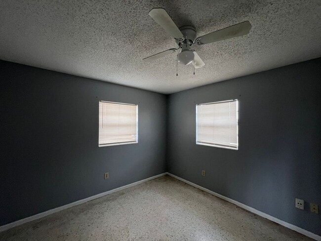 Building Photo - 2/1 Duplex