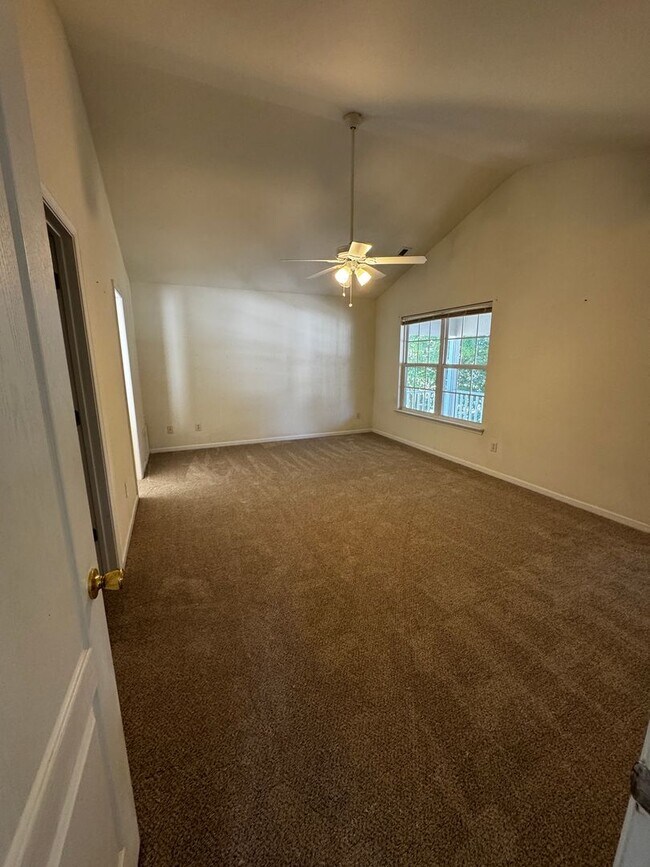Building Photo - BEAUTIFUL OPEN FLOOR PLAN