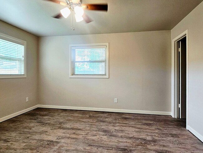 Building Photo - Beautiful 3 Bedroom Home With A Huge Bonus...