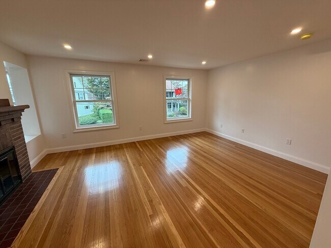 Building Photo - 39 Willow St