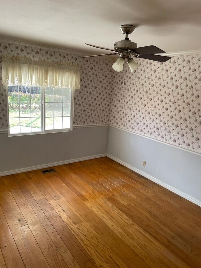 Building Photo - 130 E Emerson Ave