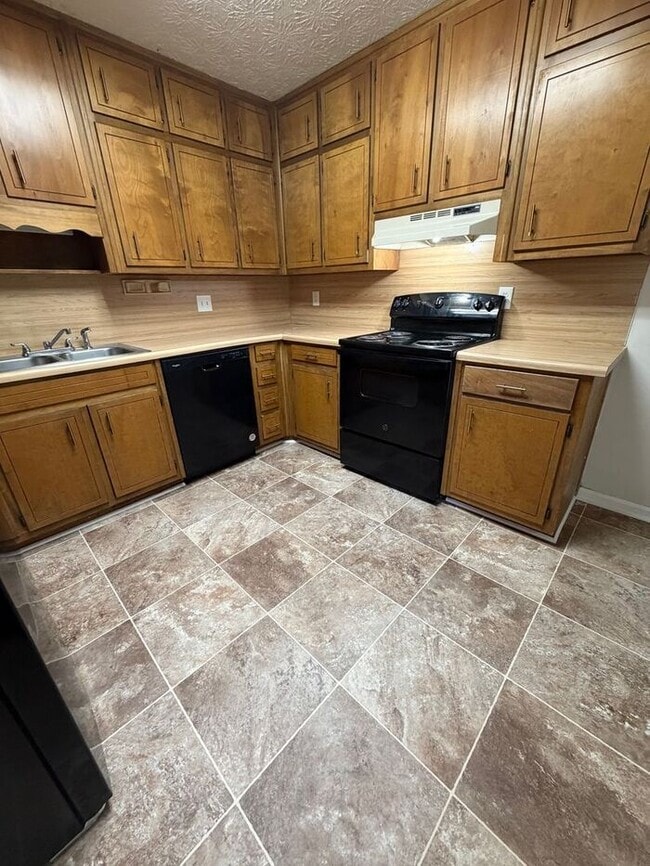 Building Photo - Beautiful 2 bedroom 1.5 bath town home!