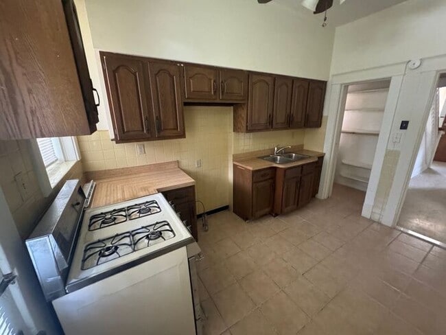 Building Photo - Delightful 3-bedroom, 1-bathroom single-fa...