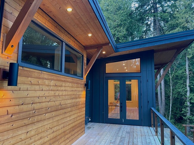 Building Photo - Absolutley stunning custom home in desirab...