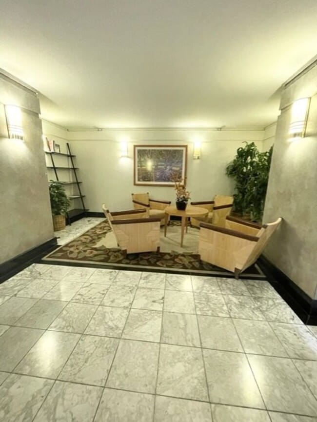 Building Photo - Rarely available corner end 2 bed 2 bath u...
