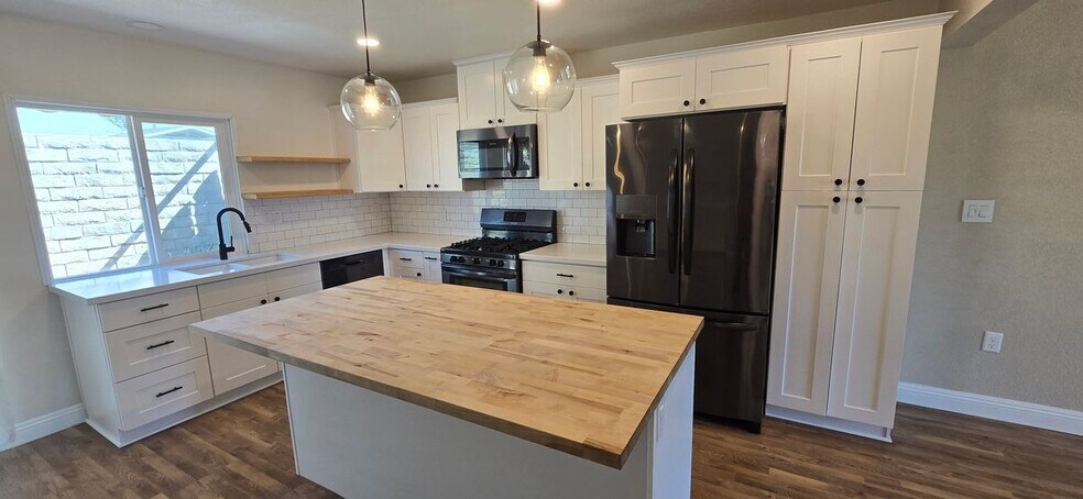 Building Photo - 751 Vía Los Santos