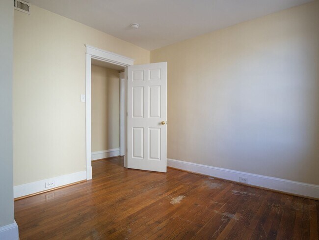 Building Photo - Spacious 2-Bed/1-Bath Ground Floor Apt w/ Patio & Yard in Manchester!