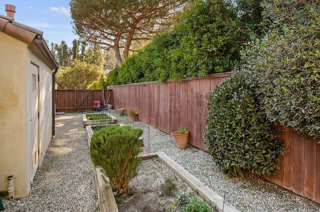Building Photo - 937 Camino Viejo Rd