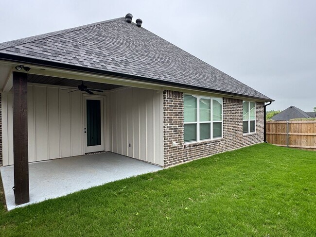 Building Photo - 7069 Hillside Ave