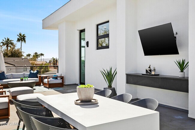 Building Photo - 4207 E Campbell Ave