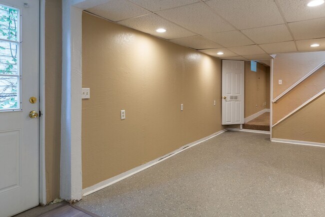 Building Photo - Updated 3BR 3 bath House with off street p...