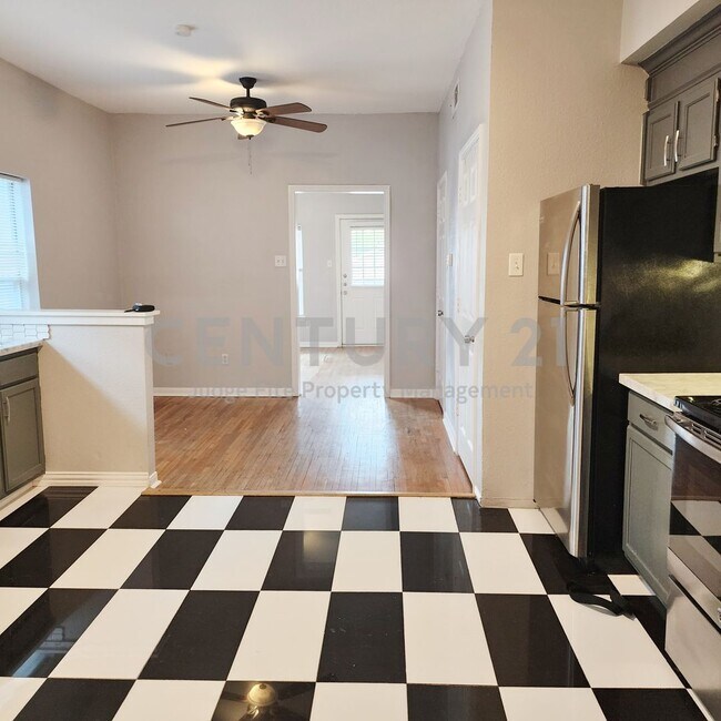 Building Photo - Updated 1/1 Apartment in Prime Dallas Location Ready for Move-In!