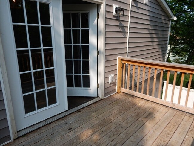 Building Photo - "Tiny" home offers one level living - WALK...