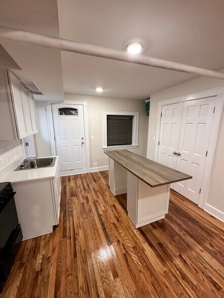 Building Photo - 845 W Agatite Ave