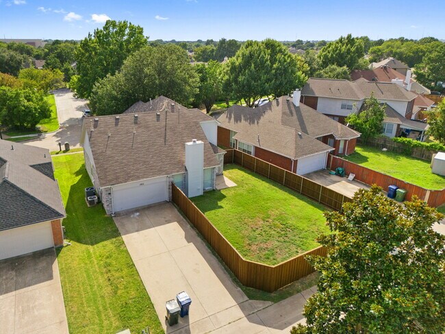Building Photo - 2802 Briarbrook Ln