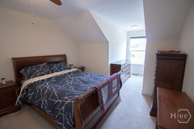 Building Photo - 4 Gresham Ln