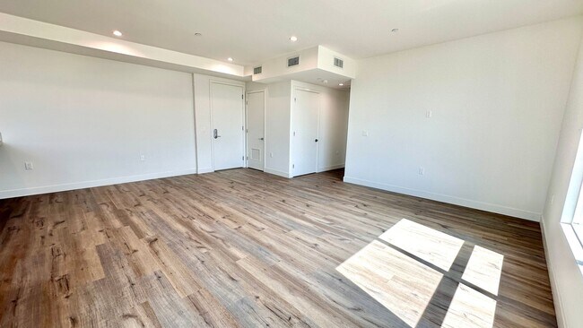 Building Photo - Luxury 2-Bedroom Penthouse with Spacious L...