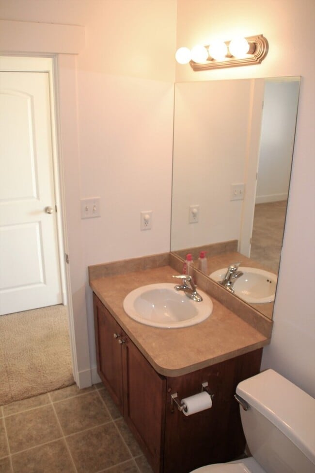 Building Photo - Spacious Townhome on Quiet Street