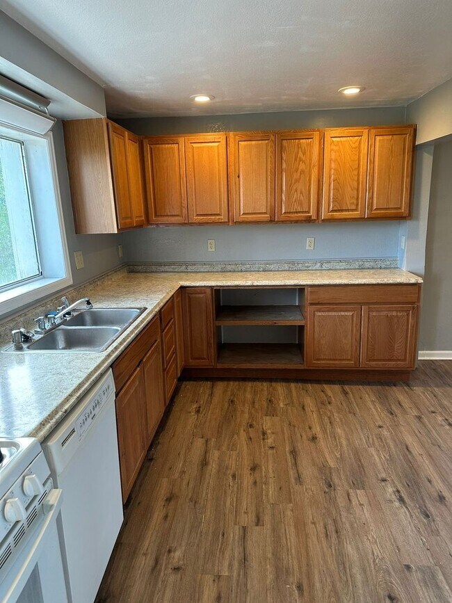 Building Photo - 122 S Gordon-