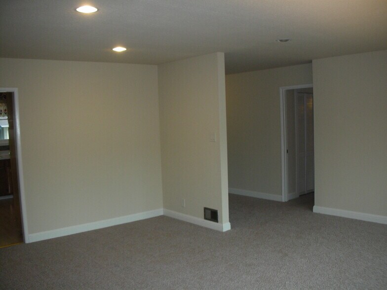 Building Photo - 135 Lake Dr