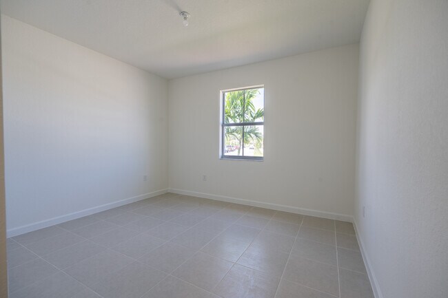 Building Photo - 2485 SE 29th Dr
