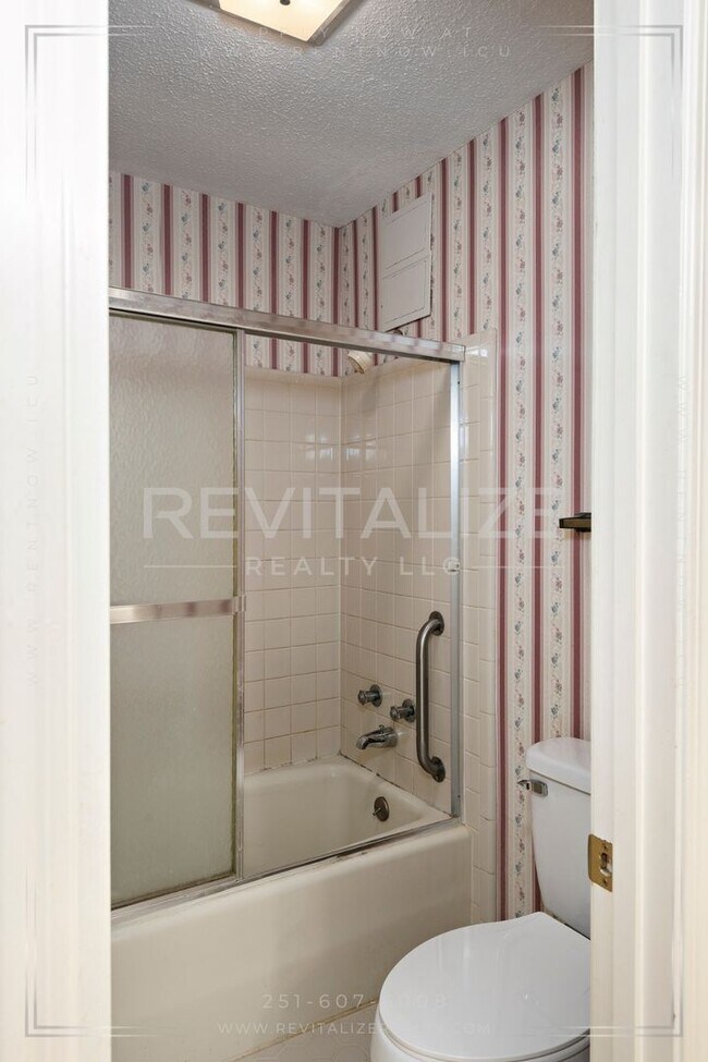 Building Photo - Beautifully Preserved 4 Bd / 3 Ba Vintage ...