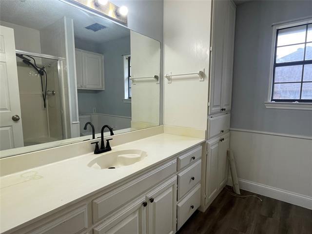 Building Photo - 2111 Meadowview Dr