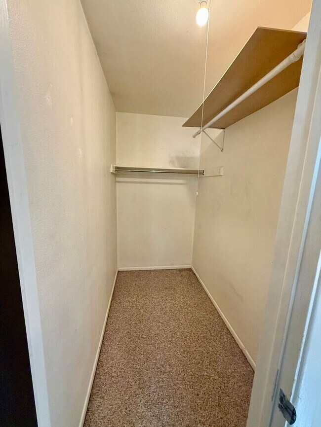 Building Photo - 6 MONTH LEASE SPECIAL! 4 Bed, 2 Bath Single Family Home near City Park!