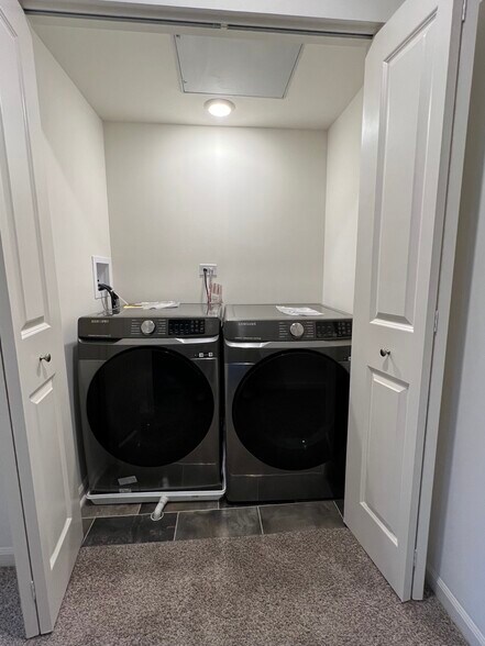 Building Photo - 217 Goldenrod Dr