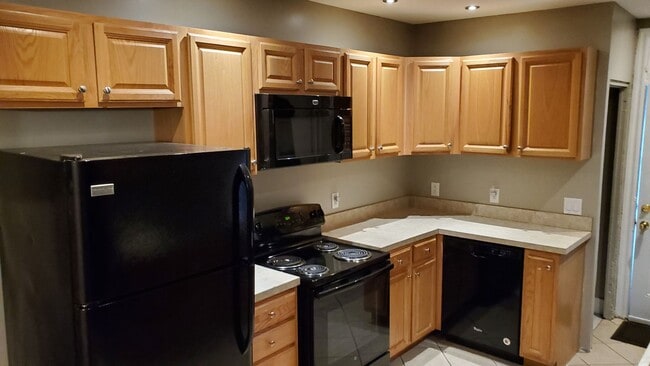 Building Photo - 4 Bedroom House Parking York City