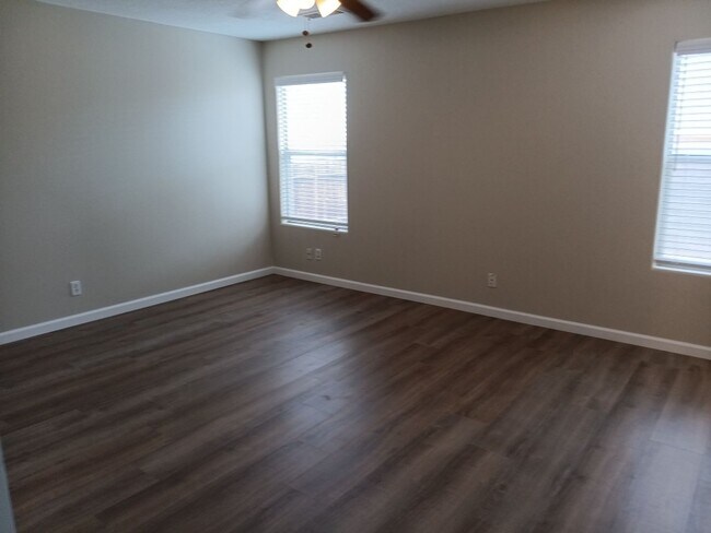 Building Photo - Stunning 4-bedroom, 2.5-bathroom home in R...