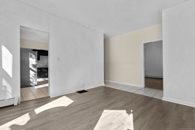 Building Photo - 141 Crown St