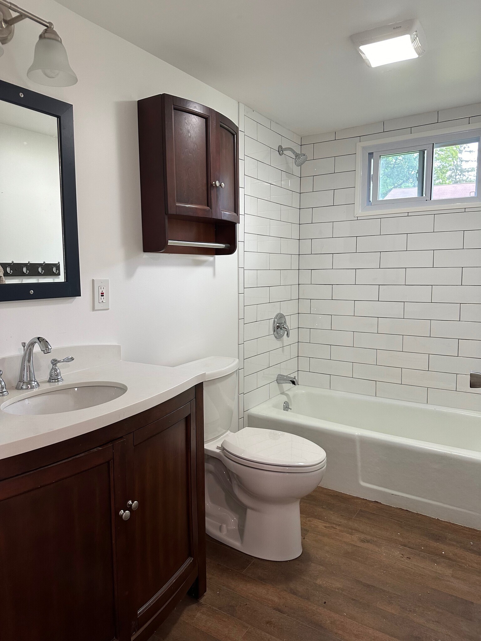 Full Bath - shower/tub combo - 108 Franklin St