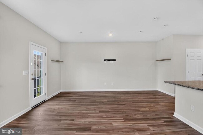 Building Photo - 184 College Dr