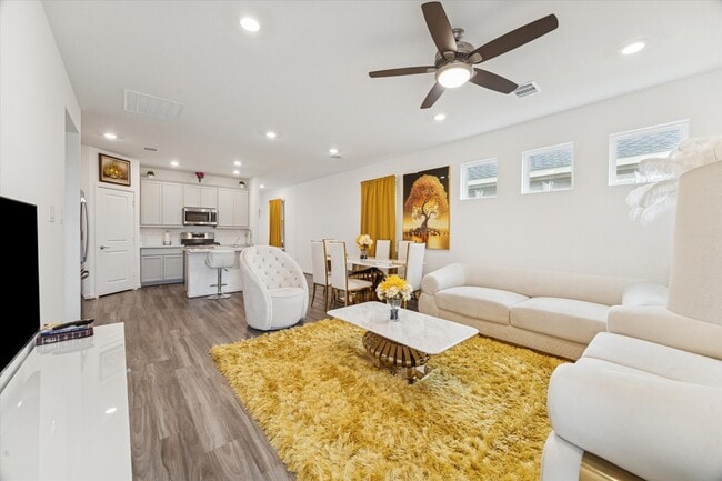 Building Photo - 7122 Clearwater Cv Dr