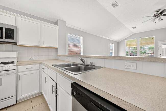 Building Photo - 5615 Brookhollow Oaks Trail