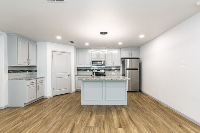 Building Photo - Move In Special On This Luxurious Townhome...